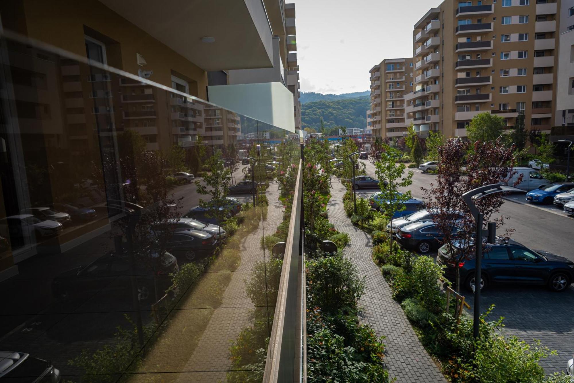 Jad - Urban Plaza - Luxury 3 & 2 *