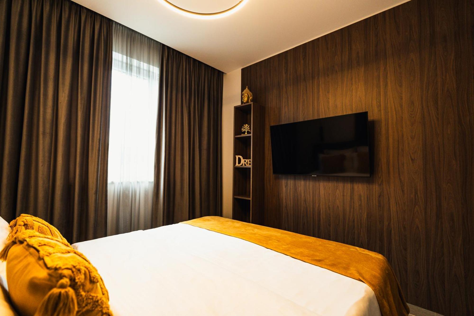 Jad - Urban Plaza - Luxury 3 & 2 Apartment *