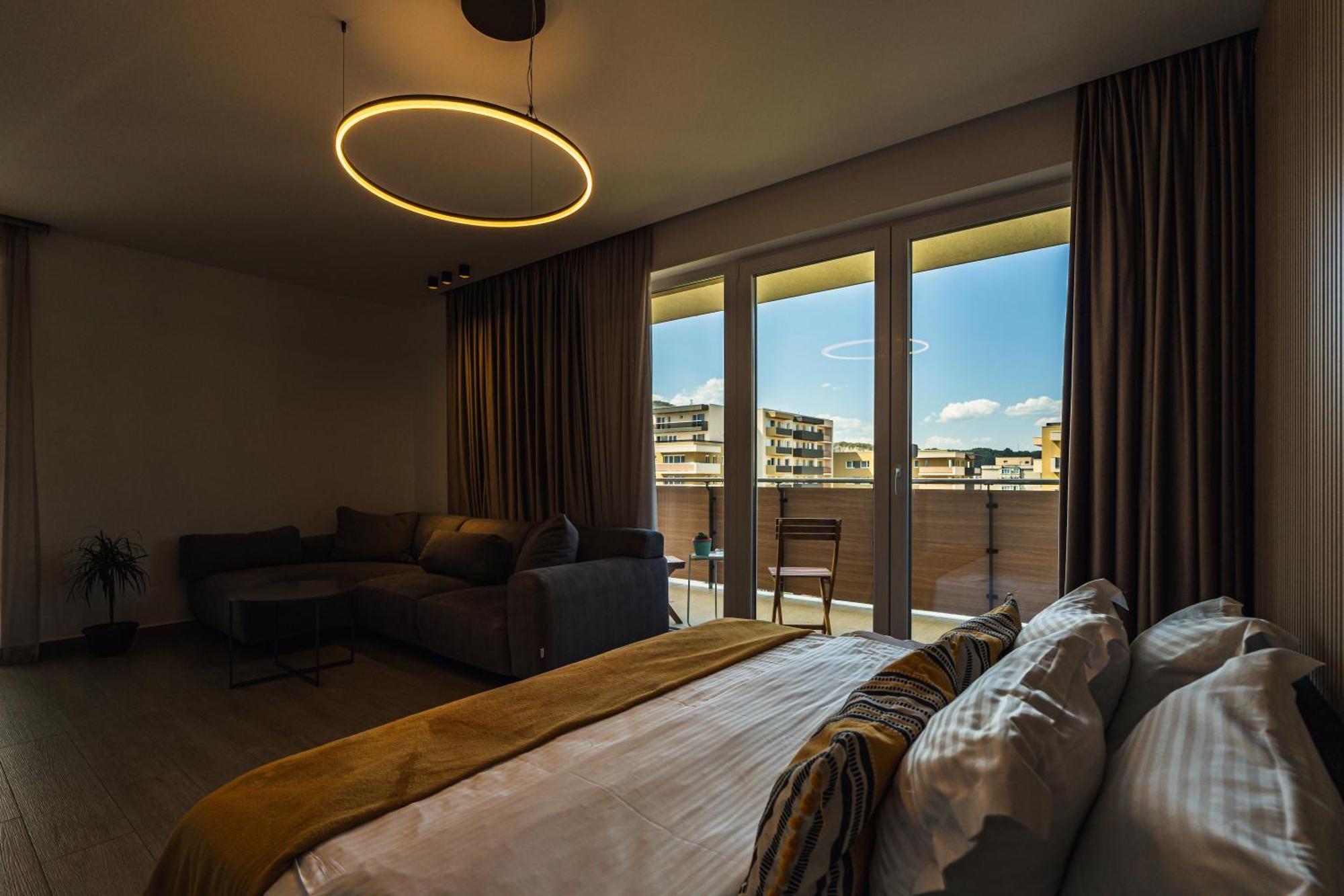 Jad - Urban Plaza - Luxury 3 & 2 *