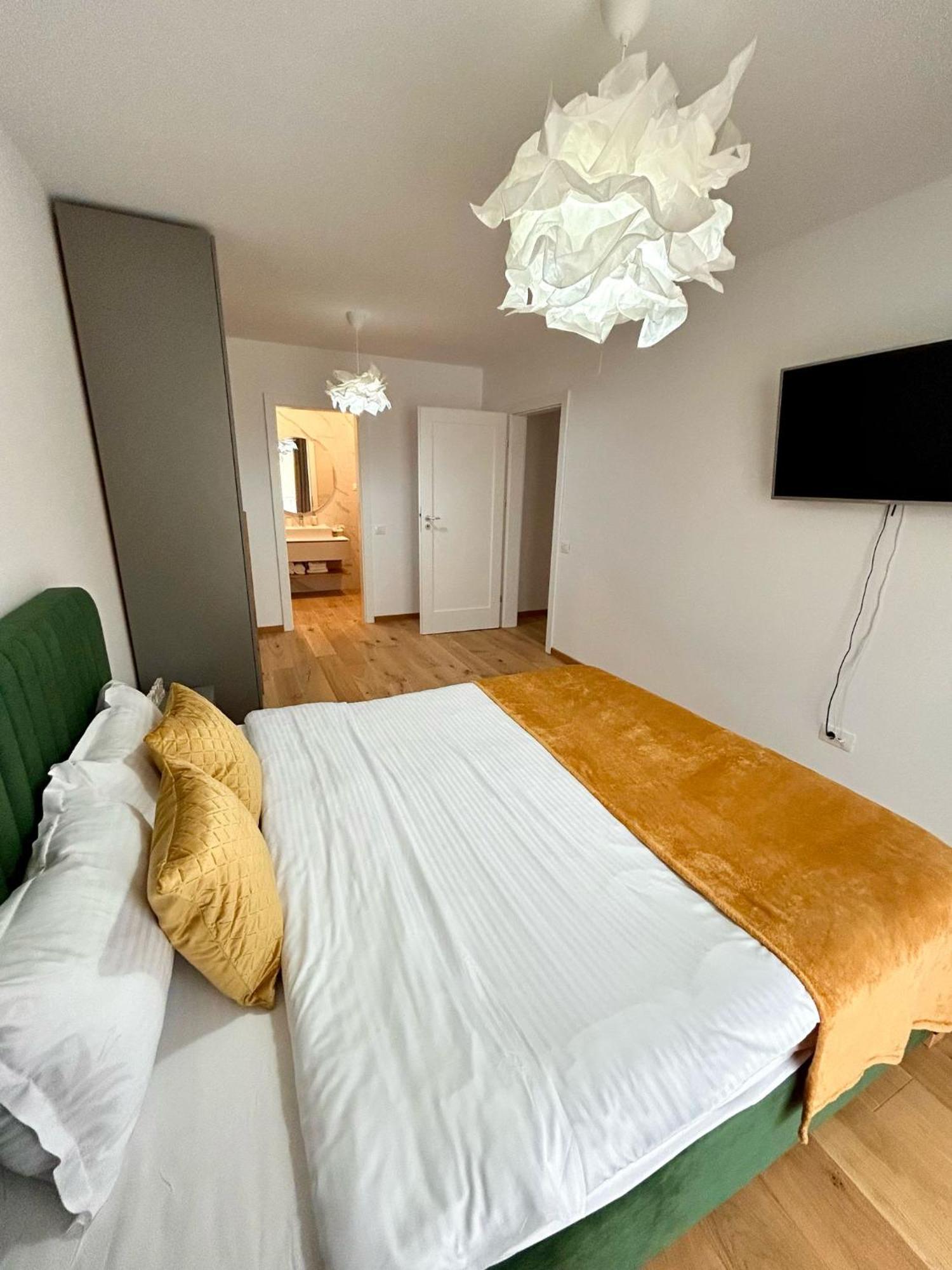 Apartment Jad - Urban Plaza - Luxury 3 & 2