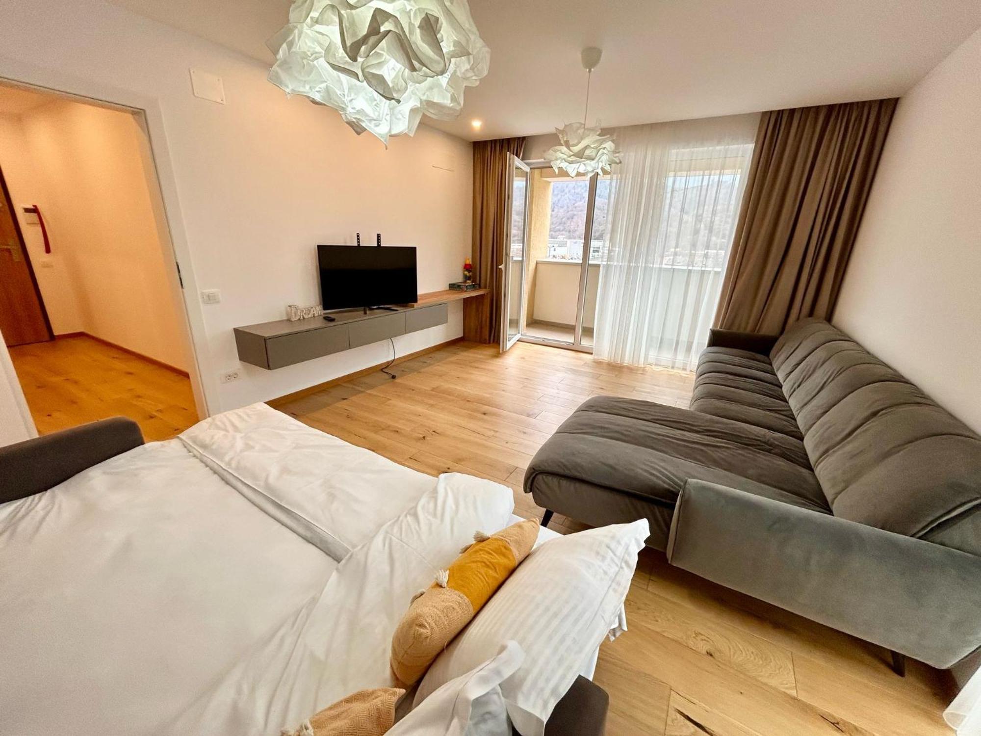 Jad - Urban Plaza - Luxury 3 & 2 Apartment