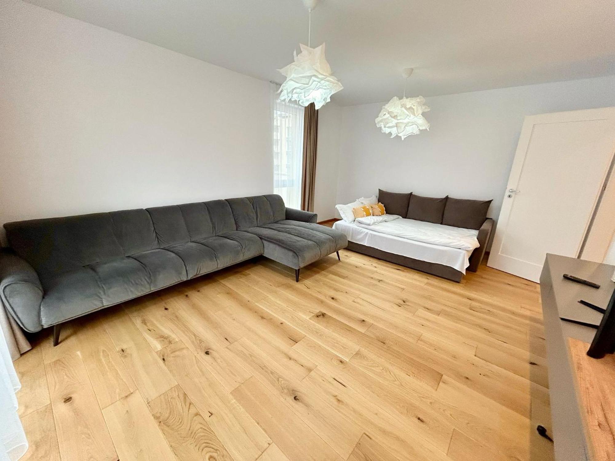 Jad - Urban Plaza - Luxury 3 & 2 Apartment *