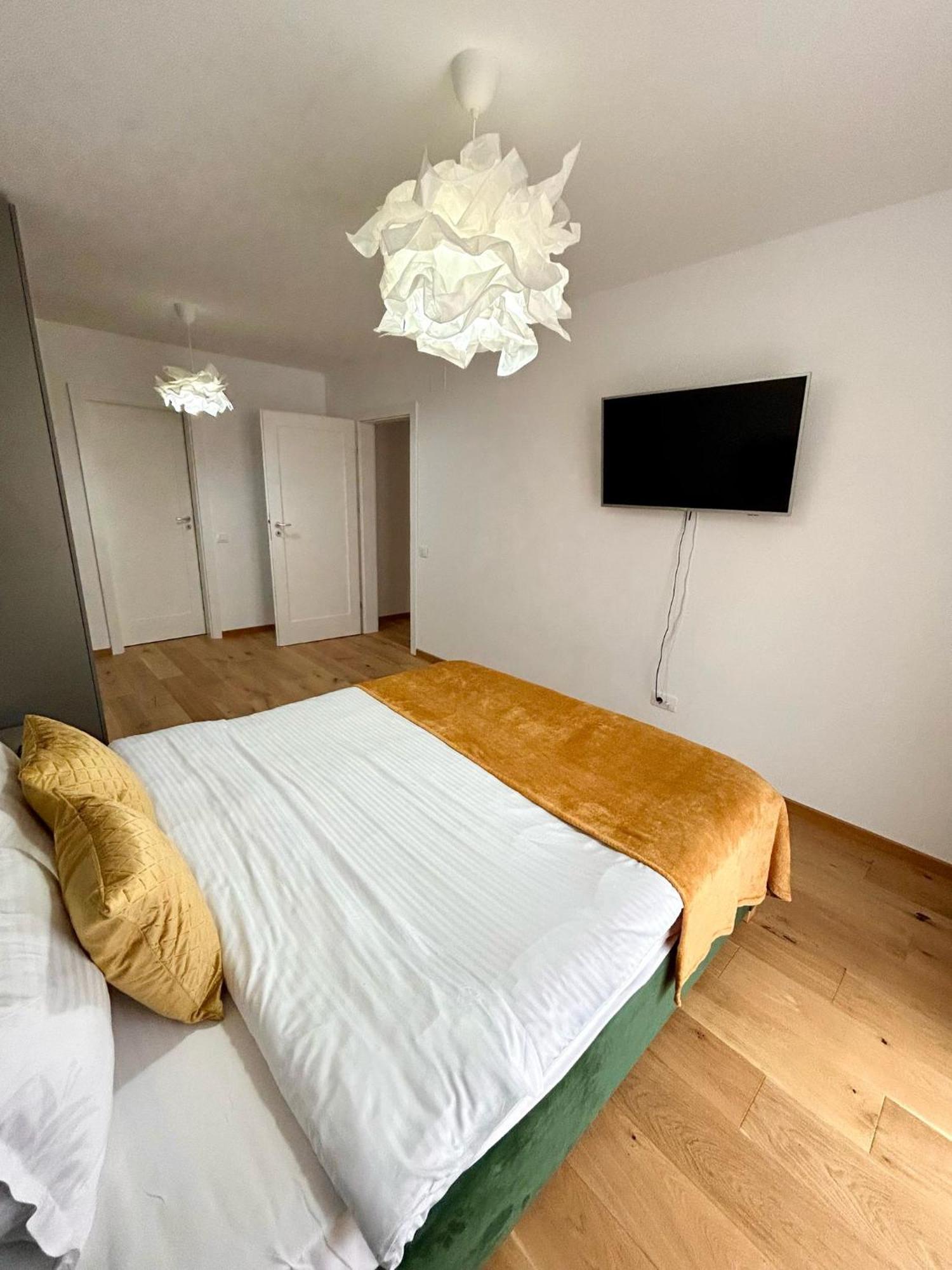 Apartment Jad - Urban Plaza - Luxury 3 & 2